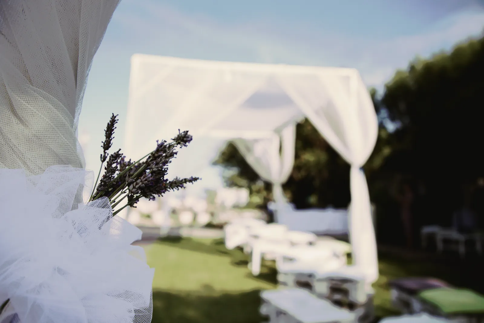 Il gazebo di tulle sulla spiaggia, con un mazzetto di lavanda legato al palo, prima del rito.